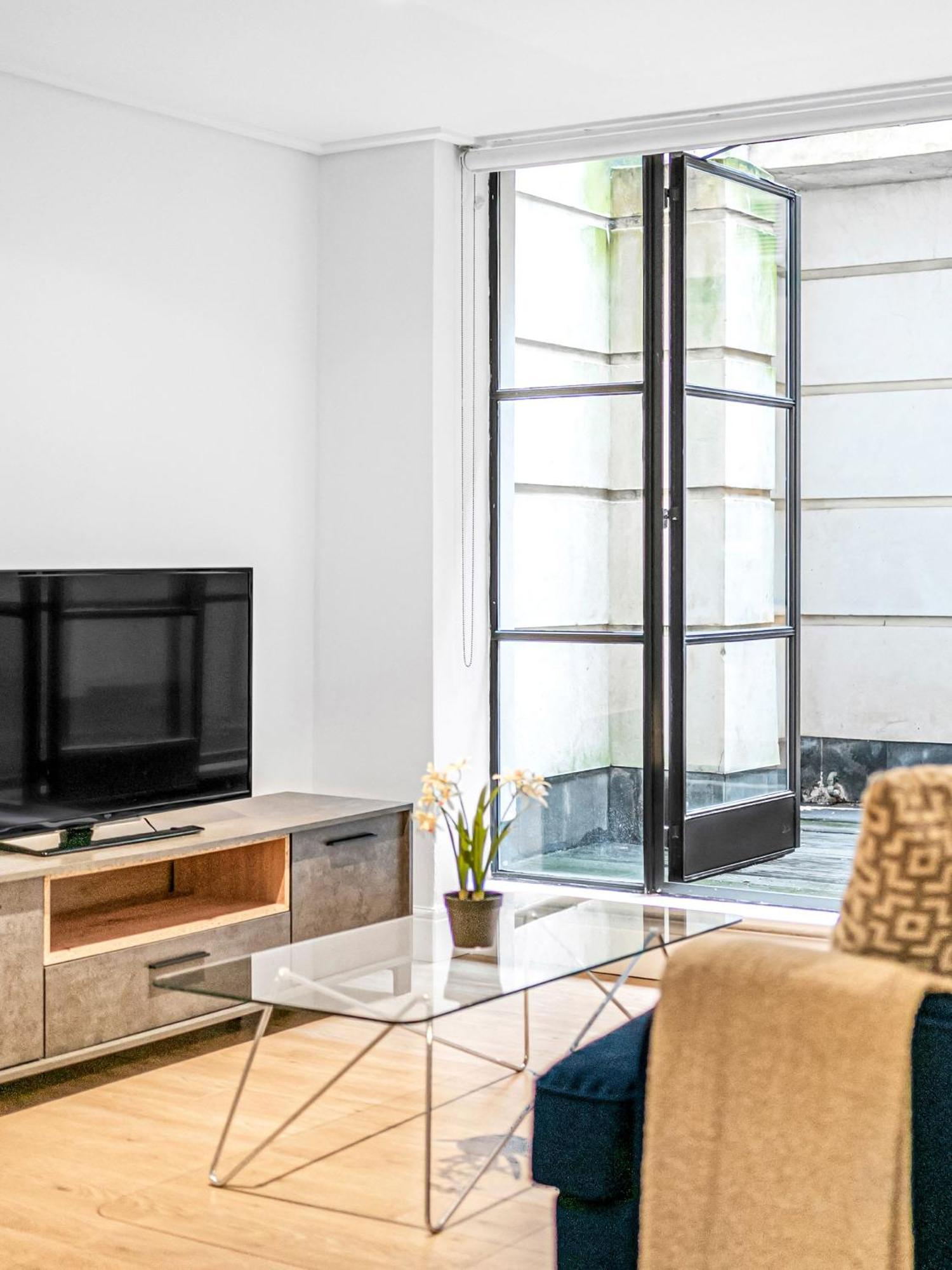 Heart Of Holborn - 2br With Patio - Cityapartmentstay Apartament Londra