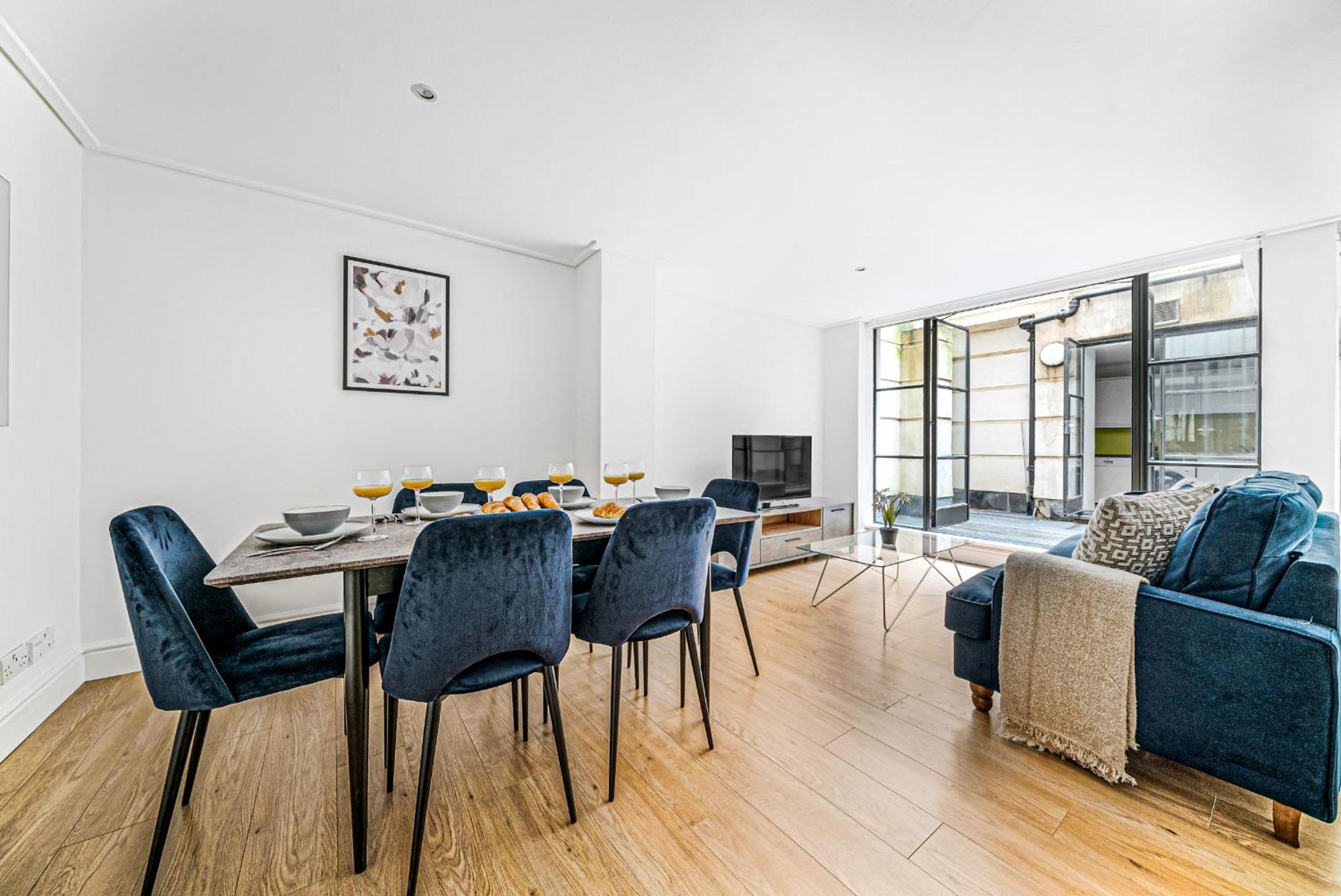 Heart Of Holborn - 2br With Patio - Cityapartmentstay Londra